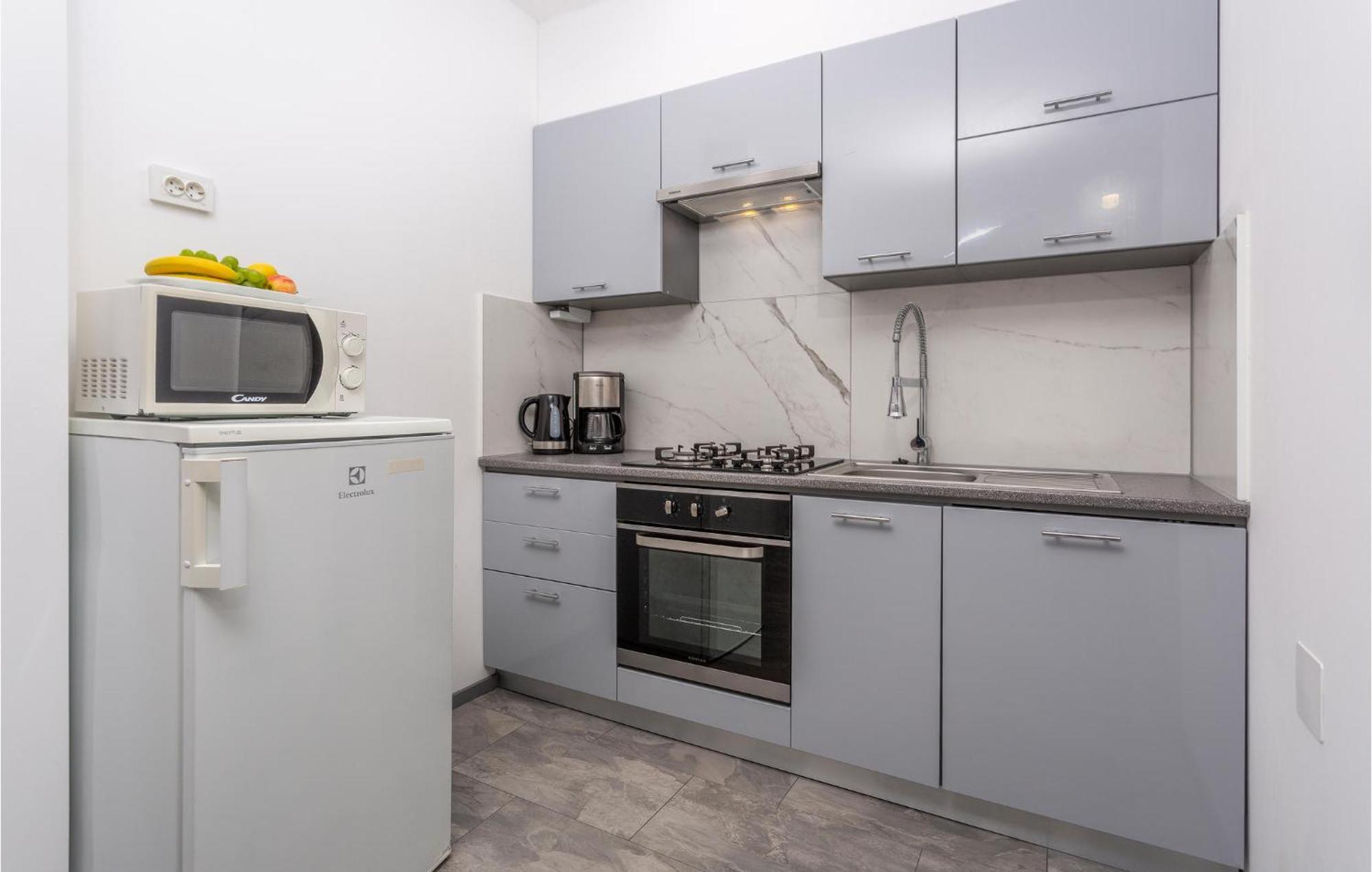 Stunning Apartment In Malinska With Kitchen Eksteriør billede