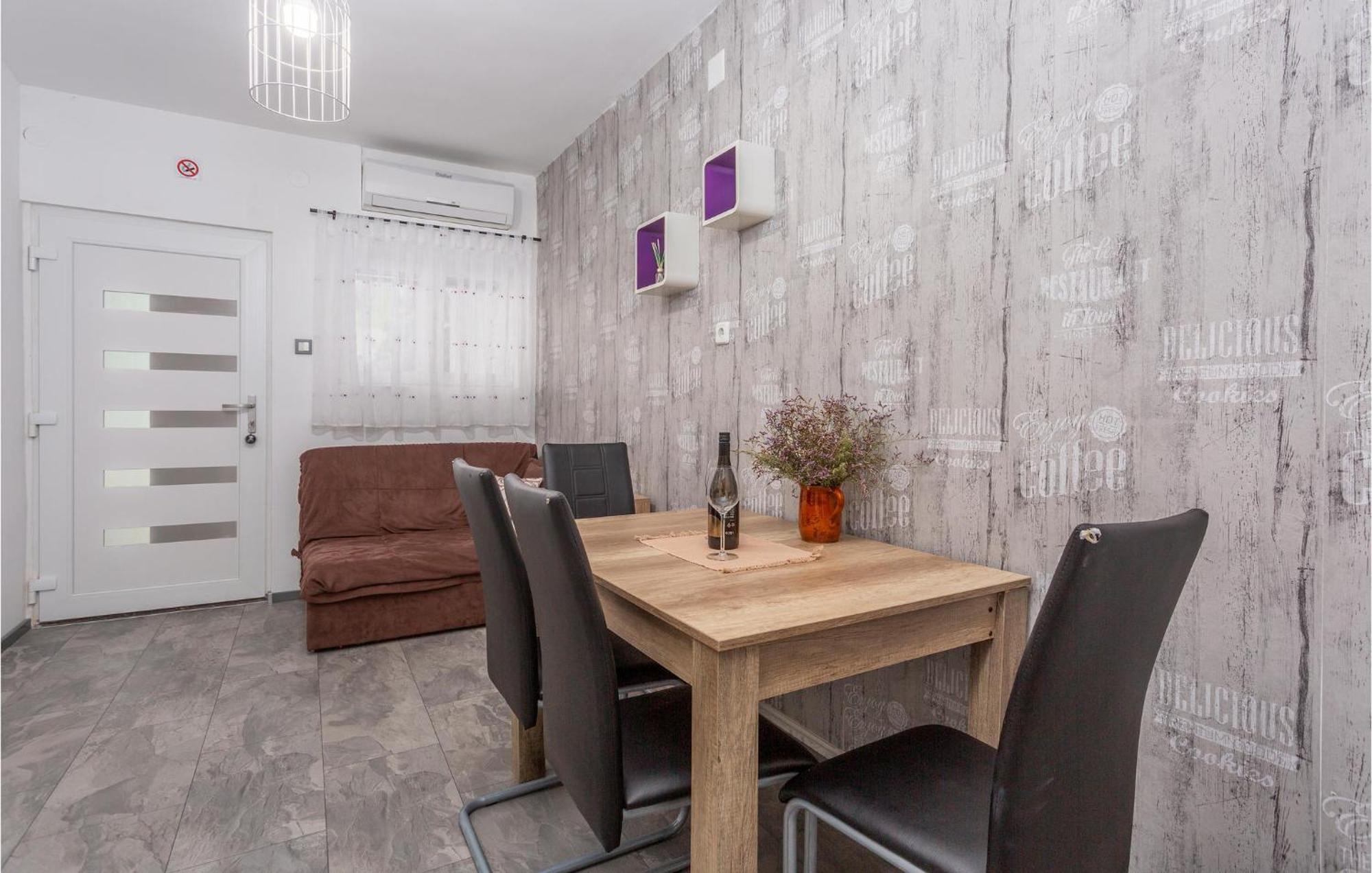 Stunning Apartment In Malinska With Kitchen Eksteriør billede