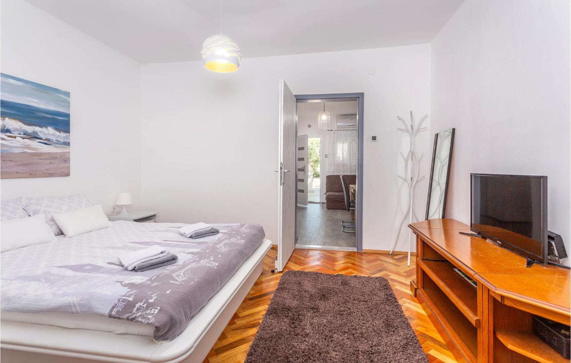 Stunning Apartment In Malinska With Kitchen Eksteriør billede
